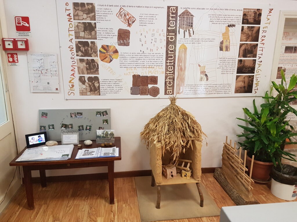 Projektarbeit in der Reggio-Pädagogik: Vom italienischen „Progettazione“ zu gelebten Spuren im Kita-Alltag In meinen letzten Beiträgen zur Reggio-Pädagogik haben wir uns das Fundament dieser Philosophie angeschaut und darüber gesprochen, wie Kinder als aktive Konstrukteure ihrer eigenen Wirklichkeit forschen. Doch wie wird diese Haltung im Alltag eigentlich greifbar? Die Antwort liegt in einer ganz besonderen Form des Lernens: der Projektarbeit. Wenn wir in Deutschland das Wort „Projekt“ hören, denken wir oft an ein fest umrissenes Thema. Wir planen die Bastelangebote für die „Projektwoche Wald“ im Voraus durch und steuern auf ein festes Endprodukt zu. In Reggio Emilia hingegen spricht man von „Progettazione“ – einem dynamischen, offenen Prozess. In diesem Blogbeitrag tauchen wir tief in diese lebendige Projektarbeit ein, wagen den Blick nach Italien und schauen, wie wir diese wunderbare Philosophie ganz praktisch und ohne Druck in unseren Kitas umsetzen können. Was ist Progettazione? Der Blick nach Italien Wer schon einmal das Glück hatte, Bildungseinrichtungen in Reggio Emilia zu besuchen, spürt es sofort: Projekte dort sind keine vorgefertigten Schienen, auf denen die Kinder fahren. Sie sind vielmehr eine gemeinsame Entdeckungsreise, deren Ziel beim Start noch niemand kennt. In Italien basiert die Projektarbeit auf dem Prinzip des permanenten Dialogs. Die pädagogischen Fachkräfte (und die Atelieristas) werfen keine Themen auf, sondern greifen die Fragen, Hypothesen und Ideen der Kinder auf. Ein Projekt entsteht, weil Kinder beispielsweise fasziniert beobachten, wie das Sonnenlicht durch das Fenster bricht und bunte Reflexionen an die Wand zaubert. Es gibt keinen starren Lehrplan. Stattdessen wird geschaut: Welche Wege öffnet uns dieses Interesse? Es ist ein Tanz zwischen den Impulsen der Kinder und der feinfühligen Begleitung der Erwachsenen. Der Brückenschlag: Wie wir es für uns im Kita-Alltag umsetzen können Oft höre ich in meinen Fortbildungen: „Das klingt toll in Italien, aber bei unserem Fachkraft-Kind-Schlüssel und den deutschen Rahmenbedingungen ist das utopisch!“ Ich bin fest davon überzeugt: Wir müssen und können das Rad hier nicht neu erfinden oder Italien eins zu eins kopieren. Es geht um die pädagogische Haltung, die wir in unseren Alltag einfließen lassen. Und das gelingt uns mit ein paar wesentlichen Stellschrauben: Vom Vorbereiten zum Vorleben (Und Aushalten!): Verabschiede dich vom Gedanken, das Projektergebnis schon im Kopf haben zu müssen. Wenn Kinder sich für das Thema „Schnecken“ interessieren, müssen wir nicht am nächsten Tag Malvorlagen ausdrucken. Lass uns stattdessen gemeinsam mit den Kindern Schnecken im Garten beobachten. Stell Fragen: „Was glaubt ihr, warum hinterlässt die Schnecke eine glitzernde Spur?“ Lass die Hypothesen im Raum stehen. Die 100 Sprachen nutzen: Gib den Kindern verschiedene Materialien an die Hand, um ihre Theorien auszudrücken. Das kann Ton sein, Draht, Licht am Leuchttisch oder Bewegung. Wenn ein Kind eine Idee nicht in Worte fassen kann, baut oder tanzt es sie vielleicht. Flexibilität im Tagesablauf: Projektarbeit braucht Zeiträume. Manchmal bedeutet das, Strukturen aufzubrechen. Wenn eine Kleingruppe gerade tief in einem Konstruktionsprozess versunken ist, darf das Aufräumen für den Stuhlkreis auch mal warten. Das ist gelebtes „Insieme“ – wir lernen und leben miteinander. Ein Hauch von Sichtbarkeit: Die Dokumentation Ein elementarer Baustein, damit aus einem simplen Spiel ein tiefes Reggio-Projekt wird, ist die Dokumentation. In Italien hängen die Wände voller lebendiger Wanddokumentationen – sie sind das Gedächtnis des Projekts. Für unsere Praxis bedeutet das: Wir müssen keine perfekten, stundenlangen Portfolios schreiben. Es reicht, im Alltag die Kamera parat zu haben und – noch viel wichtiger – die Zitate der Kinder wortwörtlich aufzuschreiben. Wenn wir diese Notizen und Fotos im Raum auf Augenhöhe der Kinder platzieren, passiert etwas Magisches: Die Kinder kommen vor ihren eigenen Bildern ins Gespräch. Sie erinnern sich, entwickeln das Projekt weiter und korrigieren ihre alten Hypothesen. (Aber pssst... dieses Thema ist so unglaublich vielschichtig und wertvoll, dass ich der Dokumentation ganz bald eine eigene, ausführliche Seite widmen werde!) Vertrauen als Kompass der Projektarbeit Am Ende des Tages fordert uns die reggianische Projektarbeit vor allem in einem heraus: im Loslassen. Wir geben ein Stück Kontrolle ab und gewinnen dafür eine unbezähmbare Begeisterung und Forscherenergie der Kinder. Wenn wir darauf vertrauen, dass Kinder die relevanten Themen für ihre Entwicklung selbst finden, wird Projektarbeit nicht zu einem zusätzlichen To-Do auf unserer ohnehin vollen Liste. Sie wird zu einer Haltung, die unseren Alltag entlastet, weil wir nicht mehr die Alleinunterhalter sind. Wir werden zu echten Wegbegleitern, Mitforschenden und Zeugen von Sternstunden.